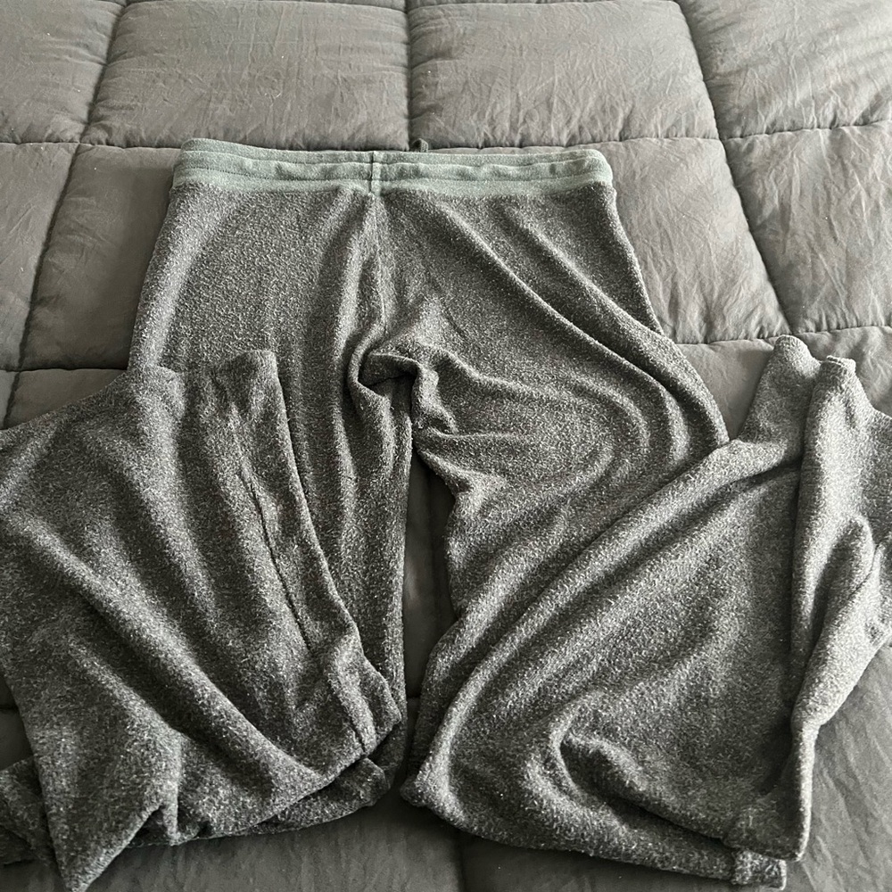 Wildfox Gray Lounge Pants with Pink/Red Lips Logo - Picture 6 of 11